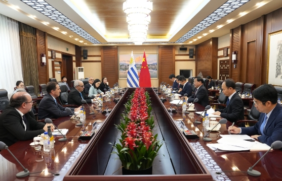 韩俊会见乌拉圭牧农渔业部部长弗拉蒂 韩俊会见乌拉圭牧农渔业部部长弗拉蒂