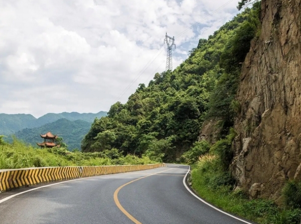 农村路怎么修？平原山区不一样，车多车少标准有区别